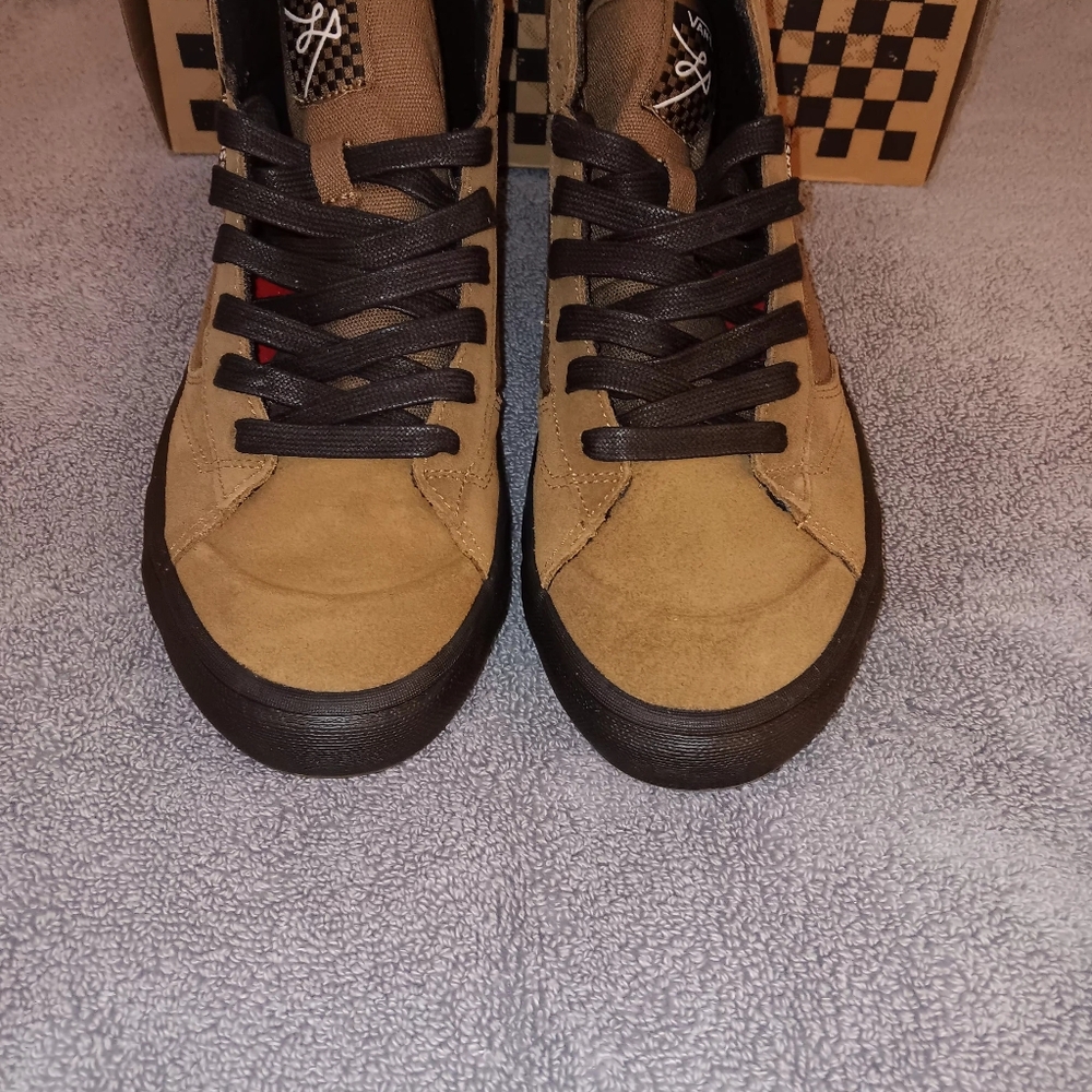 Unisex, mens size 7.5, women's size 9 dirt/black Vans Lizzie sneakers.